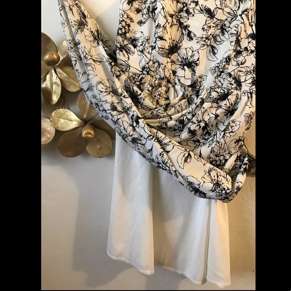 The Ldrs Deep V Floral Crepe Dress - Picture 3 of 6